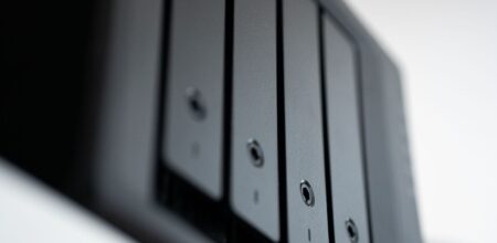 Lähikuva harmaista verkkolevyn koteloista ja niiden lukitusruuveista