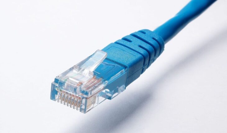 Lähikuva sinisestä Ethernet-verkkokaapelista ja RJ45-liittimestä